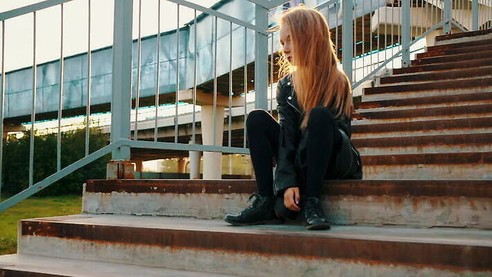 모델 1 라이프스타일 응시 옷 여자 산업 얼굴 포즈 백그라운드 휴식 거리 주택 한명 사람 앉기 성인 야외 청춘 뷰티 유행 계단 검은색 재킷 도시 가죽 그런지 바이크레이서 펑크 혼자 스타일 MOV 해외동영상 클립영상 시선 컬러 컨셉 모션 건물 생활 신체부위 외투 동영상 파일형식