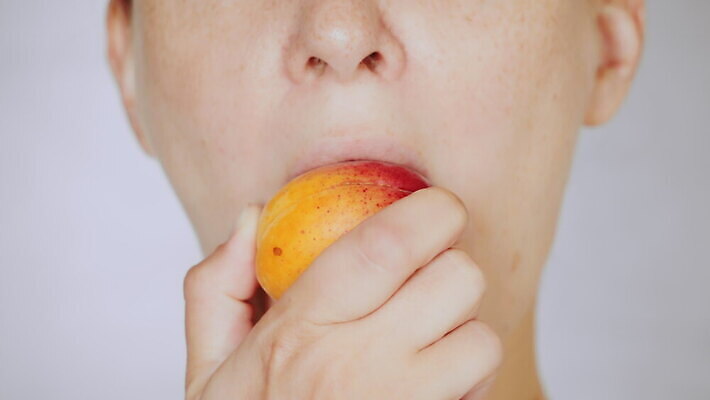 백인 라이프스타일 손 여자 얼굴 음식 백그라운드 다이어트 오렌지 회색배경 실내 건강 한명 성인 신선 입 닫기 맛 먹기 입술 유기농 목 비타민 주근깨 내추럴 돌봄 살구 진짜 맛있는 4K MOV 해외동영상 클립영상 서양인 1 웰빙 컨셉 과일 모션 사람 내부 생활 신체부위 회색 점 동영상 영양소 파일형식