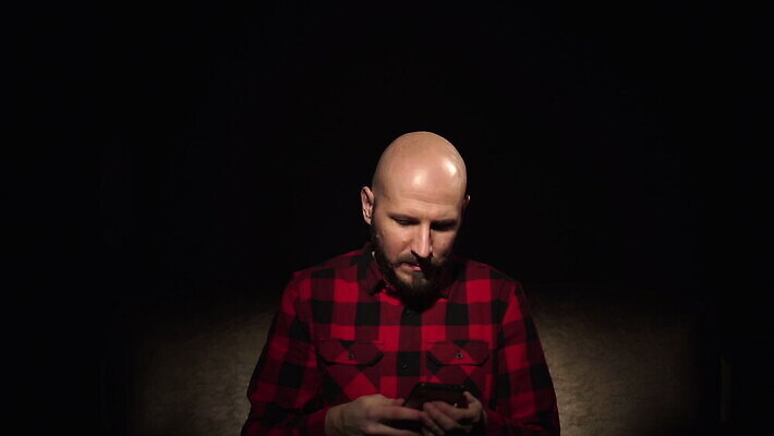 백인 라이프스타일 디자인 남자 셔츠 인터넷 통신 모바일 수염 주택 직장 건강 한명 사람 성인 내부 빨간색 스마트폰 핸드폰 소파 갈색 스크린 어둠 터치 흰색 타이핑 업무 메시지 뉴스 바이러스 무서움 공포 감염 대머리 격파 소셜 인플루엔자 전염병 힙스터 코로나바이러스 MOV 해외동영상 클립영상 서양인 1 헤어스타일 패션 감정 컬러 상의 의자 회사 모션 건물 생활 전자제품 스마트기기 작업 질병 동영상 파일형식