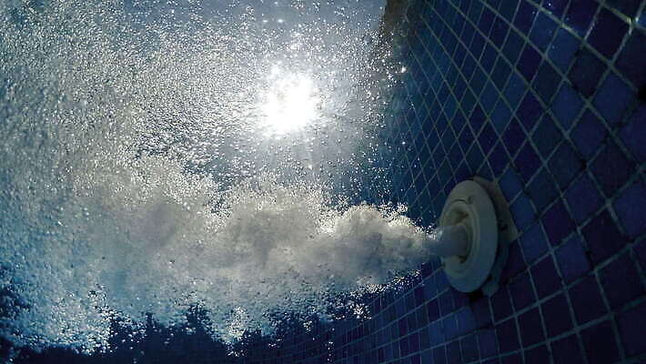 물결 컬러 백그라운드 자연 표면 추상 건강 사람없음 물 파란색 빛 태양 우주 수중 스파 거품 액체 잠수부 호흡 아래 다이빙 자연백그라운드 가스 산소 고립 깊이 4K MOV 해외동영상 클립영상 자연요소 무늬 수영 원소 전문직 방향 생태계 위치 동영상 수중스포츠 파일형식