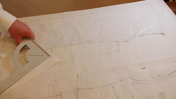 손 디자인 드레스 옷 남자 산업 선 패턴 공장 탁자 직장 실내 한명 정장 유행 상점 직물 업무 작업실 실 닫기 바느질 디자이너 자르기 천 측정 분필 재단 재단사 핸드메이드 4K MP4 해외동영상 클립영상 직업 1 가구 무늬 회사 공업 모션 사람 내부 신체부위 작업 초크 동영상 파일형식