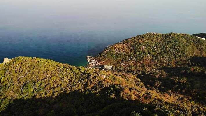 주간 나무 섬 여행 백그라운드 태국 자연 산 안테나 파노라마 풍경 사람없음 야외 가로 초록색 여름 평화 맑음 화목 침묵 트래킹 하이킹 성장 전원 시골 거친 숲 큼 열대우림 언덕 부식 화산 지역 항공촬영 이국적 파라다이스 4K MP4 해외동영상 클립영상 자연요소 식물 계절 아시아 뷰포인트 컬러 컨셉 통신 레저 날씨 촬영기법 소리 전기에너지 크기 생태계 동영상 파일형식