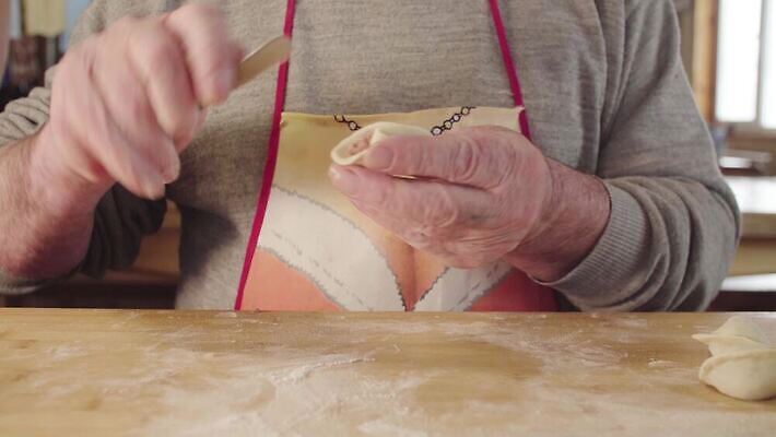 전통 남자 음식 겨울 실내 건강 육류 요리 사람없음 주방 요리사 소고기 흰색 닫기 준비 질감 반죽 만들기 밀가루 레시피 칼로리 북쪽 폭식 라비올리 러시아인 방법 시베리아 영양분 옛날 개조 4K MOV 해외동영상 클립영상 서양인 직업 계절 컬러 식재료 모션 사람 내부 가루 방향 동영상 파일형식