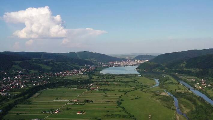 나무 구름 공원 유럽 호수 여행 건축양식 자연 하늘 지붕 휴가 산 주택 안테나 파노라마 풍경 초원 사람없음 야외 건물 초록색 여름 파란색 강 하이앵글 계곡 봄 도시 정상 숲 언덕 타운 루마니아 항공촬영 랜드마크 조감도 4K MP4 해외동영상 클립영상 자연요소 식물 건축물 계절 공공시설 건축 나라 뷰포인트 컬러 통신 촬영기법 생태계 동영상 파일형식
