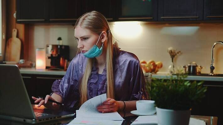 라이프스타일 인터넷 비즈니스 주택 건강 가면 한명 안전 컴퓨터 금발 주방 목욕가운 작업 바이러스 질병 저녁 사인 온라인 전염병 코로나바이러스 4K MOV 해외동영상 클립영상 1 헤어스타일 의학 사람 건물 생활 전자제품 가운 야간 동영상 파일형식