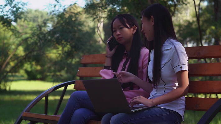직업 라이프스타일 공원 여자 2 인터넷 벤치 비즈니스 자연 모바일 대화 미소 사람 동양인 성인 야외 두명 친구 노트북 스마트폰 핸드폰 컴퓨터 상점 디지털 스크린 우정 도시 작업 비즈니스우먼 네트워크 고객 와이파이 부름 나눔 온라인 세대 분쟁 4G 4K MOV 해외동영상 클립영상 공공시설 의자 관계 모션 표정 IT 말하기 인종 생활 전자제품 스마트기기 직장인 생태계 무선인터넷 동영상 파일형식
