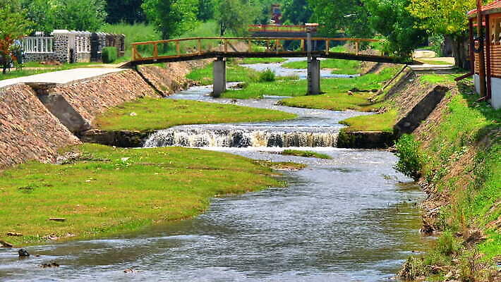 나무 전통 유럽 도로 여행 백그라운드 비즈니스 건축양식 하늘 거리 주택 안테나 파노라마 사람 풍경 사람없음 건물 물 여름 강 도시풍경 컬러풀 탑 프랑스 신선 도시 역사 도심 작음 운하 타운 스카이라인 프랑스어 드론 랜드마크 옛날 4K MOV 해외동영상 클립영상 자연요소 식물 문자 건축물 계절 건축 나라 길 컬러 통신 교통시설 촬영기법 크기 동영상 파일형식
