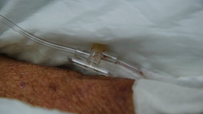 손 컨셉 손가락 건강 병원 사람 성인 사람없음 치료 약 고통 환자 간호사 긴급 바늘 액체 주름 수술 질병 감염 튜브 주사약 팔 암 외과 정맥 돌봄 복용 제어 조부모 지원 치유 투입 헬프 유체 MOV 해외동영상 클립영상 감정 의학 가족 모션 신체부위 의료진 도구 도움 혈관 동영상 파일형식