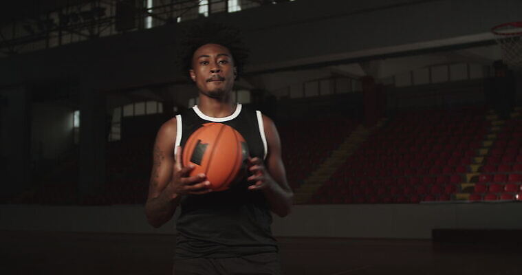 직업 1 라이프스타일 남자 유럽 스포츠 포즈 백그라운드 유니폼 공 놀이 농구 실내 건강 한명 서기 사람 성인 내부 운동복 운동 바구니 검은색 힘 게임 잡기 결심 집중 근육질 동영상 법정 심각 어려움 운동가 튕기기 플레이어 4K MOV 해외동영상 클립영상 옷 나라 컬러 컨셉 모션 근육 생활 구기 몸매 파일형식