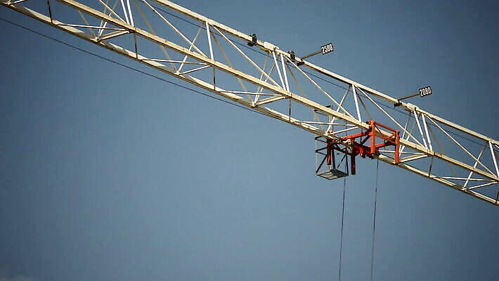 디자인 공공시설 산업 건축양식 하늘 새로움 직장 사람없음 야외 파란색 금속 기계 건설현장 도시 업무 땅 기중기 리프트 뼈대 진행 개발 철강 콘크리트 카피스페이스 MOV 해외동영상 클립영상 건축 컬러 컨셉 회사 재질 건설업 공백 작업 중장비 시설 동영상 파일형식