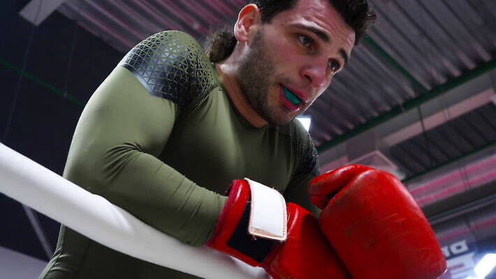 백인 직업 남자 밧줄 스포츠 컨셉 휴식 스트레스 건강 피곤 한명 사람 성인 상자 운동 기댐 힘 경쟁 권투 에너지 반지 권투글러브 연습 걱정 클럽 체육관 싸움 땀 근육질 일시정지 단절 어려움 운동가 킥복싱 4K MOV 해외동영상 클립영상 서양인 1 감정 줄 장신구 모션 근육 격투기 글러브 몸매 동영상 파일형식