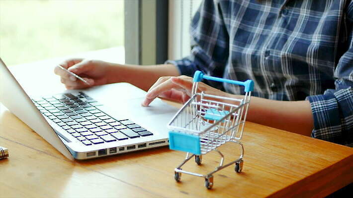 라이프스타일 손 여자 컨셉 크리스마스 돈 인터넷 비즈니스 통신 주택 선물 한명 금융 노트북 스마트폰 쇼핑 컴퓨터 알약 상점 카트 타이핑 잡기 네트워크 신용카드 구매 연결 고객 결제 온라인쇼핑 질서 온라인 계좌 인출 4K MOV 해외동영상 클립영상 1 기념일 모션 사람 건물 생활 신체부위 경제 전자제품 핸드폰 스마트기기 약 예절 재산 동영상 파일형식