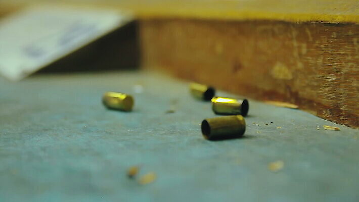 무기 탁자 실내 안전 사람없음 목재 쌓기 금속 권총 총 껍질 폭력 그룹 범죄 닫기 경찰 위험 발사 오브젝트 군용 싸움 전쟁 보안 충격 육군 총알 리볼버 많음 카피스페이스 비어있는 MOV 해외동영상 클립영상 나무 직업 가구 컨셉 재료 모션 재질 군대 내부 공백 사회이슈 동영상 파일형식