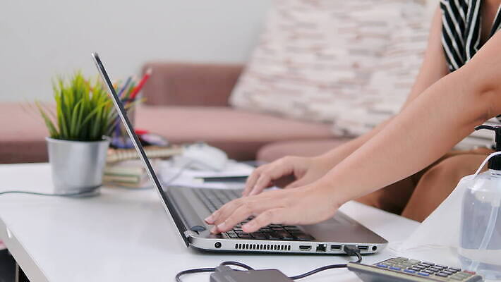 라이프스타일 여자 컨셉 인터넷 통신 회의 주택 직장 건강 사람 노트북 컴퓨터 공책 펼침 자유 알코올 타이핑 작업 작업실 바이러스 보호 위생 빨래 연결 청소 감염 온라인 동영상 소셜 위생관리 프리랜서 코로나바이러스 안락 사회적거리두기 4K MOV 해외동영상 클립영상 직업 캠페인 가사 회사 비즈니스 모션 문구용품 관리 건물 생활 전자제품 파일형식