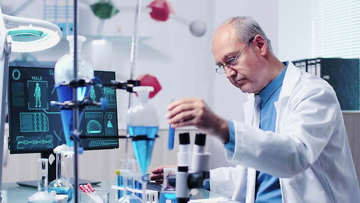 직업 여자 남자 산업 과학 건강 현미경 실험 사람 사람없음 스터디 컴퓨터 약 스크린 장비 의사 코트 업무 작업 그룹 센터 실험실 연구원 과학자 분석 시설 생물학 튜브 공학 발견 조제 개발 돌봄 백신 유전 화학자 4K MOV 해외동영상 클립영상 교육 컨셉 의학 모션 실험기구 전자제품 학습 외투 의료진 만들기 동영상 학자 파일형식