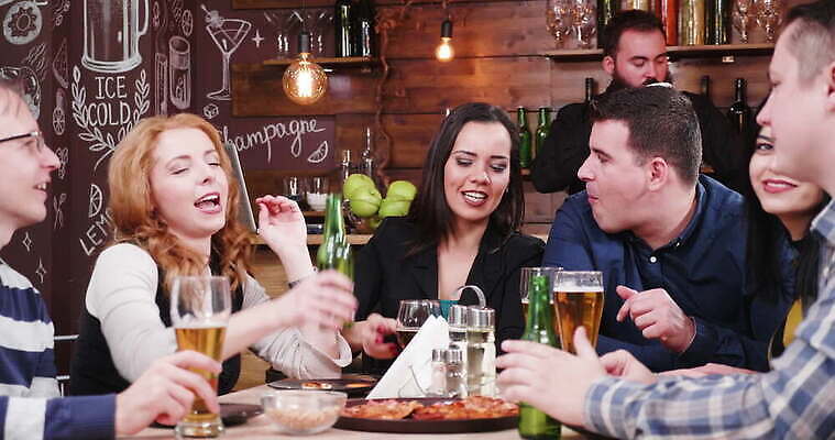 백인 라이프스타일 여자 남자 행복 음료 데이트 유리 탁자 휴가 맥주 피자 함께함 실내 대화 미소 웃음 사람 성인 내부 친구 파티 식당 우정 모임 축하 알코올 칵테일 바 그룹 야간 저녁 먹기 토스트 유흥 4K MOV 해외동영상 클립영상 자연요소 서양인 감정 빵 가구 컨셉 관계 모션 재질 주류 패스트푸드 서양음식 표정 말하기 이벤트 생활 상점 동영상 파일형식