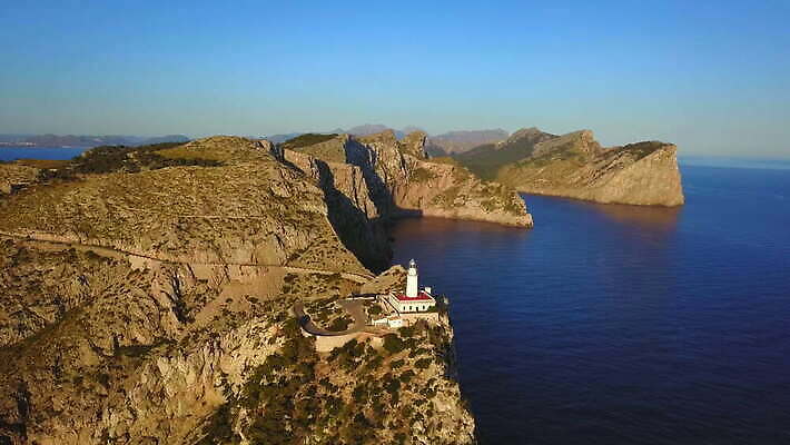 바다 건축양식 자연 하늘 등대 사람없음 야외 건물 물 빛 햇빛 탑 시골 스페인 방향 침식 조감도 수평선 남유럽 4K MOV 해외동영상 클립영상 자연요소 건축물 건축 유럽 태양 생태계 동영상 파일형식