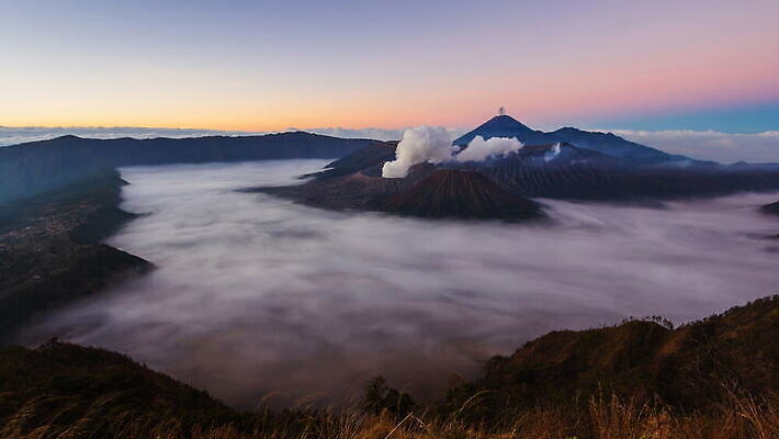 구름 여행 이동 자연 하늘 아침 불꽃 산 안테나 풍경 사람없음 야외 빨간색 햇빛 마을 일출 동남아시아 안개 연기 숲 큼 폭발 화산 인도네시아 먼지 분화구 스카이라인 연소 랜드마크 절정 4K 타임랩스 MOV 해외동영상 클립영상 주간 자연요소 아시아 컬러 컨셉 통신 불 날씨 촬영기법 태양 노을 크기 생태계 동영상 파일형식