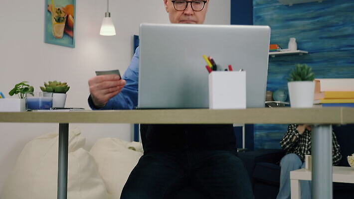 커플 응시 노년 안경 비즈니스 성공 주택 직장 앉기 성인 노트북 쇼핑 사무실 독서 상점 방 타이핑 업무 작업 비즈니스맨 자신감 신용카드 작업실 은퇴 집중 책상 검색 결제 온라인 리빙 전자상거래 옛날 4K MOV 해외동영상 클립영상 시선 잡화 남자 감정 가구 컨셉 회사 관계 모션 사람 건물 금융 전자제품 직장인 동영상 파일형식