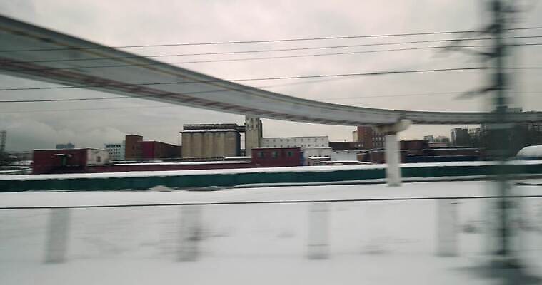 나무 산업 선 여행 겨울 창문 모션 주택 사람없음 야외 기찻길 기차 도시 승차 도착 시설 출퇴근 러시아 철사 지역 통과 교외 떠남 벌거벗은 눈내림 4K MOV 해외동영상 클립영상 식물 계절 유럽 육상교통 비즈니스 대중교통 눈_날씨 건물 동영상 파일형식