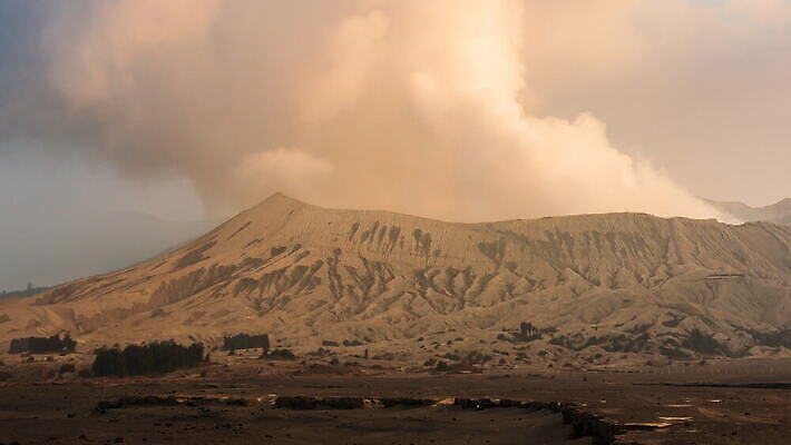 구름 여행 이동 자연 하늘 바람 불꽃 산 사람 풍경 사람없음 야외 햇빛 동남아시아 일몰 사막 안개 연기 위험 큼 폭발 땅 화산 인도네시아 먼지 분화구 스카이라인 연소 랜드마크 절정 4K 타임랩스 MOV 해외동영상 클립영상 자연요소 아시아 컨셉 불 날씨 촬영기법 태양 노을 크기 생태계 동영상 파일형식