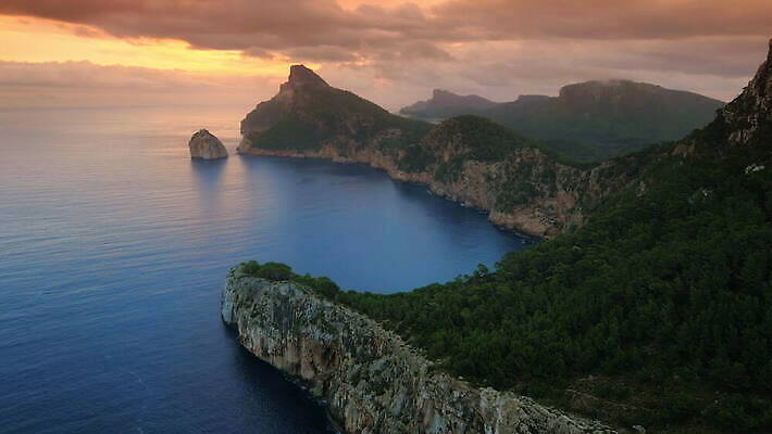 바다 자연 사람없음 야외 관광지 평화 암석 스페인 웅장함 헤드랜드 4K 락다운 MOV 해외동영상 클립영상 유럽 여행 컨셉 돌_바위 생태계 동영상 파일형식