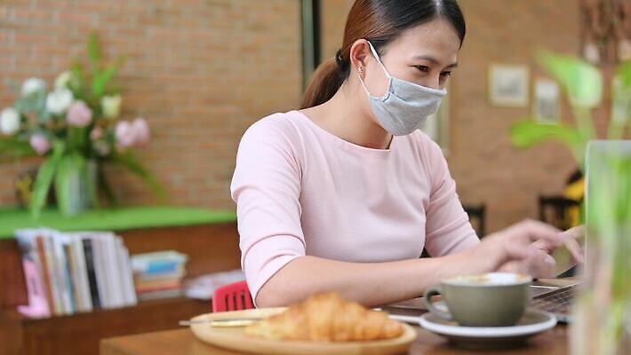 라이프스타일 인터넷 비즈니스 태국 휴식 주택 건강 한명 사람 동양인 컴퓨터 업무 작업 비즈니스우먼 바이러스 바쁨 온라인 혁명 단절 위생관리 코로나바이러스 사회적거리두기 정신건강 뉴노멀 4K MOV 해외동영상 클립영상 1 여자 아시아 캠페인 컨셉 관리 인종 건물 생활 경제 전자제품 직장인 동영상 파일형식