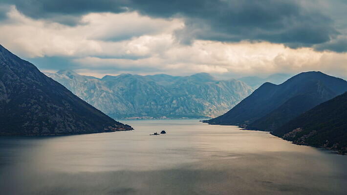 계절 유럽 호수 바다 여행 백그라운드 이동 모션 자연 하늘 날씨 휴가 산 따뜻함 사람없음 야외 초록색 물 파란색 태양 여행객 수영 일몰 봄 새벽 하이킹 추위 시간 만 숲 내추럴 랜드마크 몬테네그로 발칸반도 4K MOV 해외동영상 클립영상 자연요소 나라 컬러 컨셉 레저 사람 노을 수상스포츠 생태계 동영상 파일형식