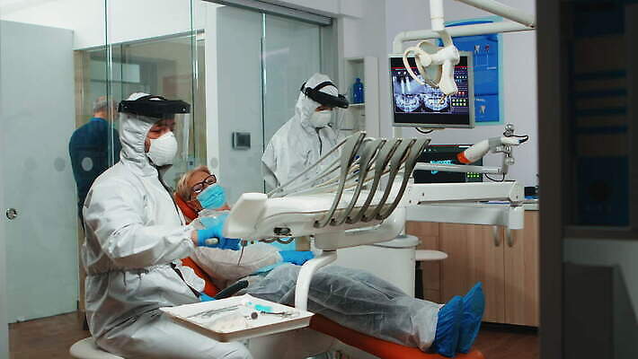 직업 얼굴 컨셉 엑스레이 치과 병원 작업복 말하기 가면 정장 약 장비 환자 의사 도구 입 바이러스 치아 보호 보호장비 치과의사 예방 방패 외과 위생관리 치아교정 코로나바이러스 뉴노멀 4K 구강학 MOV 해외동영상 클립영상 옷 의학 모션 관리 신체부위 경제 의료진 소화기관 교정 동영상 파일형식