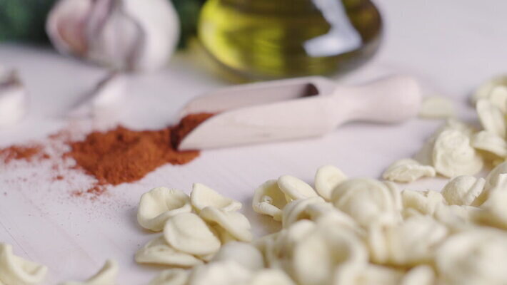 손 문화 음식 컬러 다이어트 탁자 건조 파스타 건강 마늘 요리 사람없음 노란색 주방 저녁식사 이탈리아 흰색 깃발 신선 그룹 브로콜리 지중해 먹기 날것 밀가루 성분 내추럴 점심식사 고립 바이오 진짜 탄수화물 페투치네 핸드메이드 카피스페이스 푸질리 4K MOV 해외동영상 클립영상 유럽 바다 가구 채소 식재료 모션 서양음식 신체부위 식사 공백 가루 동영상 파스타면 파일형식