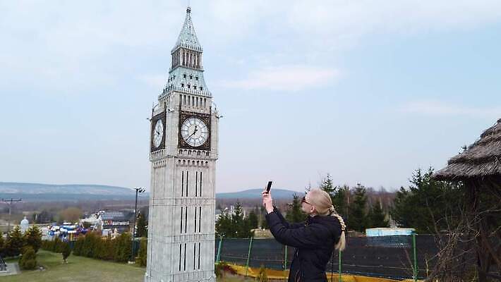 공원 행복 과학 여행 건축양식 자연 휴식 미술 한명 미소 건물 스마트폰 세계 걷기 산책 기쁨 미니어처 역사 셀프카메라 런던 빅벤 랜드마크 옛날 4K MOV 해외동영상 슬로모션 클립영상 1 건축물 공공시설 건축 감정 컨셉 모션 문화예술 영국 촬영기법 표정 사람 핸드폰 스마트기기 모형 사진촬영 시계탑 생태계 동영상 파일형식
