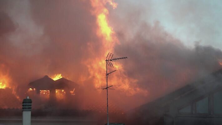백그라운드 겨울 오렌지 모션 불 불꽃 벽돌 주택 따뜻함 사람없음 목재 빨간색 빛 노란색 검은색 어둠 방 에너지 긴급 뜨거움 연기 위험 장작 소방관 사건 벽난로 화재 통나무 리빙 보험 연소 광 석탄 재앙 화상 4K MOV 해외동영상 클립영상 자연요소 나무 계절 컬러 컨셉 과일 재료 건물 상처 구조원 소방 동영상 파일형식