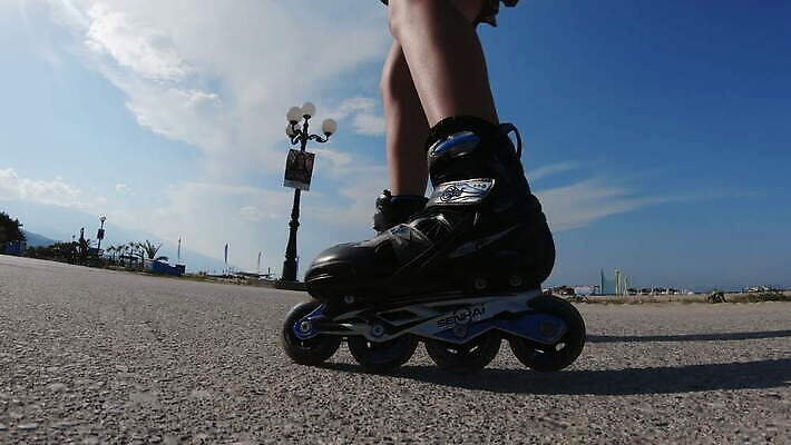 1 라이프스타일 헤어스타일 여자 스포츠 여행 백그라운드 휴가 거리 건강 야외 맑음 스케이트 스케이팅 도시 칼날 롤러블레이드 롤러 스케이터 4K MOV 해외동영상 클립영상 스포츠용품 날씨 겨울스포츠 운동선수 사람 취미 생활 동영상 파일형식