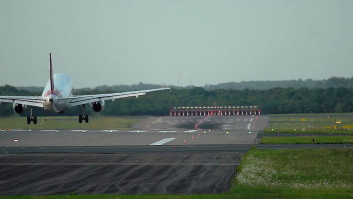 산업 여행 날개 회사 비즈니스 교통시설 모션 비행기 사람없음 맑음 안개 공항 항공 상업 활주로 제트기 승객 우주산업 느림 대패 착륙 접근 항공사 지상주행 유도로 MOV 해외동영상 클립영상 길 교통 항공교통 날씨 대중교통 우주 시설 동영상 파일형식
