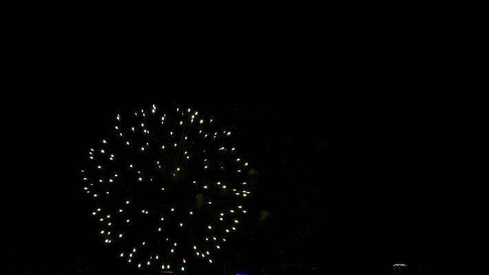 기념일 여행 백그라운드 하늘 불 휴가 기념 폭죽 불꽃놀이 이벤트 사람없음 빨간색 빛 강 컬러풀 파티 축제 기쁨 축하 도시 오픈 야간 저녁 폭발 쇼 시끄러움 경례 스카이라인 광 크리스마스이브 4K MOV 해외동영상 클립영상 자연요소 감정 컬러 컨셉 크리스마스 놀이 인사 동영상 파일형식