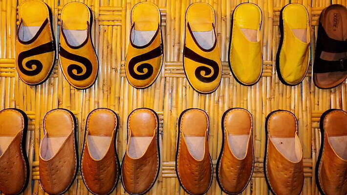 전통 옷 전통문화 문화 컬러 여행 신발 패턴 거리 슬리퍼 동양인 사람없음 장식 컬러풀 유행 상점 시장 닫기 가죽 공예 무역 기념품 모로코 메디나 수공예품 아랍어 양발 핸드메이드 스타일 MOV 해외동영상 클립영상 산업 무늬 모션 아프리카 인종 취미 오브젝트 공예품 동영상 파일형식