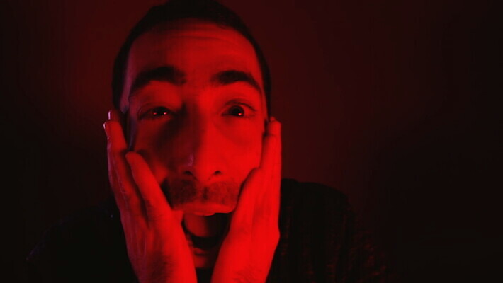 백인 손 남자 감정 얼굴 스트레스 한명 사람 성인 빨간색 머리 어둠 놀람 외침 표현 오픈 입 닫기 무서움 고민 흥분 공포 충격 반응 비명 위기 재앙 호러 MOV 해외동영상 클립영상 서양인 1 컬러 모션 표정 신체부위 소리 동영상 파일형식