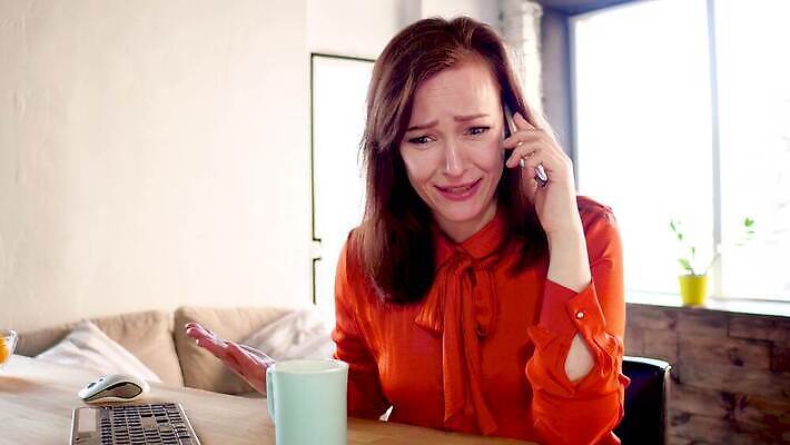 백인 직업 여자 백그라운드 비즈니스 통신 모바일 주택 세포 대화 한명 정장 성인 스마트폰 핸드폰 분노 작업 비즈니스우먼 전화기 부름 트러블 4K MP4 해외동영상 클립영상 서양인 1 옷 감정 모션 말하기 사람 건물 전자제품 스마트기기 직장인 동영상 파일형식