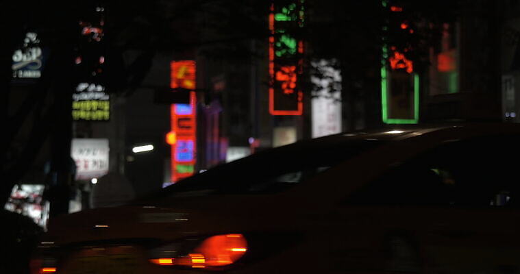 배너 아시아 자동차 거리 서울 사람없음 컬러풀 상점 도시 야간 네온 빛망울 4K MOV 해외동영상 클립영상 자연요소 나라 육상교통 컬러 한국 빛 동영상 파일형식