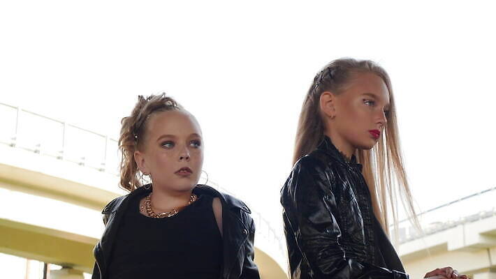 모델 응시 옷 여자 행복 산업 얼굴 거리 바닥 사람 두명 여름 스마트폰 청춘 뷰티 섹시 유행 냉동 검은색 재킷 추위 잡기 도시 가죽 입술 무거움 그런지 펑크 스타일 4K MOV 해외동영상 클립영상 시선 계절 감정 컬러 컨셉 모션 신체부위 핸드폰 스마트기기 외투 무게 동영상 파일형식