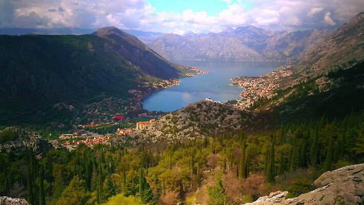 나무 바다 여행 하늘 산 파노라마 사람없음 초록색 물 파란색 계곡 소나무 정상 침엽수 스카이라인 몬테네그로 4K MOV 해외동영상 클립영상 자연요소 식물 컬러 촬영기법 동영상 파일형식