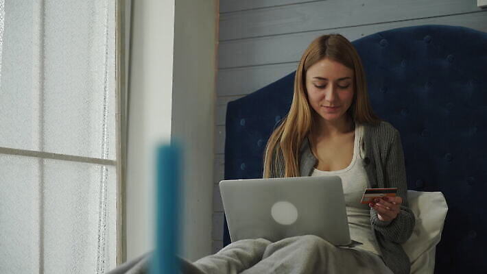 백인 라이프스타일 여자 행복 감정 얼굴 인터넷 비즈니스 창문 베개 발 아침 휴식 주택 실내 한명 미소 사람 내부 노트북 쇼핑 컴퓨터 금발 뷰티 기쁨 침실 흰색 침대 신용카드 구매 시트 온라인 경매 인출 4K MOV 해외동영상 클립영상 주간 서양인 1 헤어스타일 컬러 가구 컨셉 침구 표정 건물 생활 신체부위 금융 경제 전자제품 동영상 파일형식