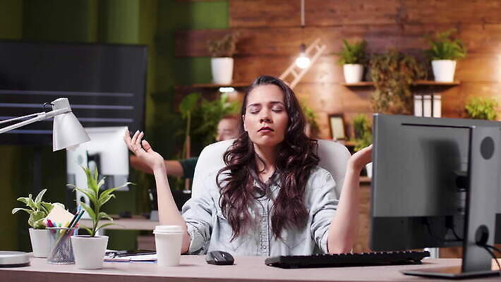 직업 라이프스타일 남자 선 포즈 컨셉 회사 비즈니스 CEO 요가 휴식 노동자 스트레스 건강 피곤 대화 사람 앉기 스마트폰 컴퓨터 사무실 환경 업무 던지기 호흡 종업원 책상 동료 명상 안심 주인 경영 위기 효율 4K MOV 해외동영상 슬로모션 클립영상 웰빙 가구 관계 모션 촬영기법 육류 말하기 생활 전자제품 핸드폰 스마트기기 작업 동영상 파일형식