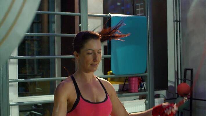 백인 1 여자 행복 밧줄 스포츠 포즈 신체 근육 운동선수 실내 건강 한명 미소 사람 운동 점프 힘 보디빌더 연습 체육관 근육질 노력 극복 유일 4K MP4 해외동영상 슬로모션 클립영상 서양인 감정 줄 모션 촬영기법 표정 내부 보디빌딩 몸매 동영상 파일형식