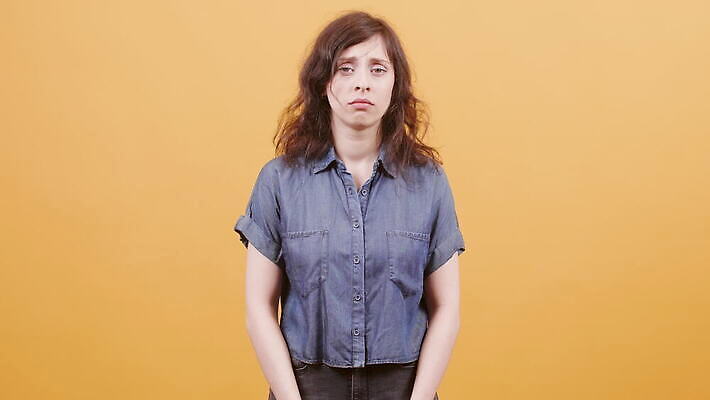 백인 1 라이프스타일 응시 여자 감정 유럽 얼굴 백그라운드 갈색머리 실내 사람 노란색 귀여움 슬픔 표현 싱글 동영상 내추럴 고립 4K MOV 해외동영상 클립영상 서양인 헤어스타일 시선 나라 컬러 컨셉 내부 생활 신체부위 파일형식