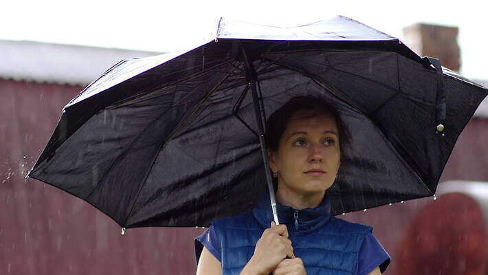 백인 1 여자 실루엣 무지개 우산 자연 날씨 미술 한명 서기 사람 성인 야외 봄 기쁨 젖음 슬픔 흰색 잡기 도시 고독 떨어짐 아래 그림 장면 4K MOV 해외동영상 클립영상 자연요소 서양인 계절 감정 컬러 컨셉 모션 문화예술 촬영기법 방향 생태계 위치 동영상 파일형식