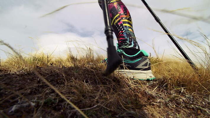 라이프스타일 여자 길 스포츠 여행 신발 발 자연 한명 사람 야외 달리기 운동 걷기 산책 트래킹 하이킹 시골 달리기선수 땅바닥 백패커 하이커 자극 4K MOV 해외동영상 클립영상 1 모션 레저 휴식 바닥 건강 생활 신체부위 생태계 육상선수 동영상 파일형식