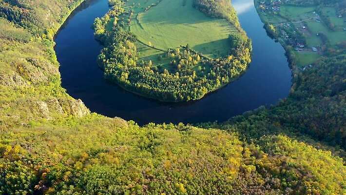 구름 유럽 여행 곡선 자연 하늘 파노라마 숙이기 풍경 사람없음 초록색 물 강 햇빛 태양 마을 골짜기 계곡 일몰 가을 악단 저녁 숲 지역 체코 내추럴 랜드마크 명승지 보헤미아 편자 4K MP4 해외동영상 클립영상 자연요소 계절 나라 선 음악 컬러 포즈 촬영기법 노을 야간 생태계 동영상 말발굽 파일형식