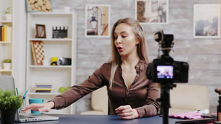 직업 라이프스타일 여자 얼굴 인터넷 비즈니스 주택 실내 미소 뷰티 유행 카메라 디지털 촬영 화장품 장비 정보 업무 네트워크 방송 온라인 동영상 블로거 블로그 소셜 생존 스타일 크리에이터 1인미디어 4K MOV 해외동영상 클립영상 표정 사람 내부 건물 생활 신체부위 전자제품 작업 파일형식