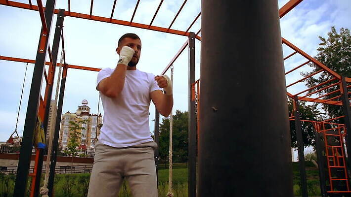 백인 손 남자 스포츠 가방 공 근육 수염 거리 한명 20대 야외 30대 금발 운동 힘 권투 연습 싸움 붕대 롤러 팔 공평 규율 운동가 MOV 해외동영상 클립영상 서양인 1 헤어스타일 잡화 모션 건강 사람 청년 신체부위 장년 격투기 동영상 파일형식